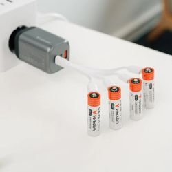 Quatro pilhas AA Verbatim a carregar simultaneamente por USB-C
